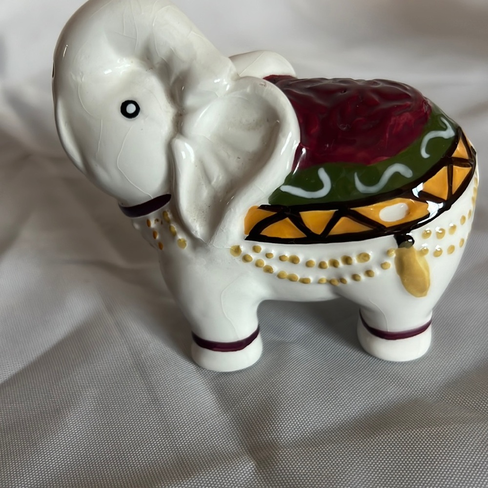 Pier 1 Elephant Salt or Pepper Shaker India styled